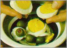 Por último, preparar otra ensalada con los huevos duros y aceitunas rellenas de anchoa.