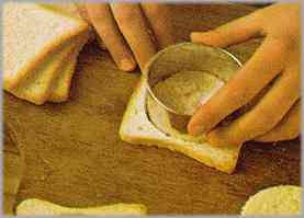 Con un molde, recortar el pan en medallones. Freirlos en una sartén con aceite y mantequilla.