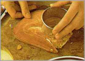 Cortar las lonchas de bolonesa en discos de igual diámetro que los medallones de pan. Colocar uno encima del foie gras.