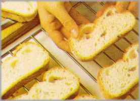 Cortar ocho rebanadas de pan. Tostarlas en la parrilla del horno a bastante temperatura.