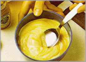 Preparar una salsa mahonesa condimentándola con la mostaza francesa.