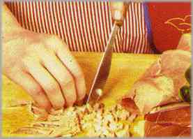 Cortar el jamón serrano y el cocido en pequeños cuadraditos.