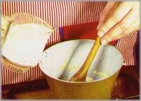 Prepara la salsa bechamel poniendo al fuego la harina, la mantequilla ablandada, la leche caliente, sal y pimienta