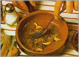 Aplastar con un tenedor tanto los ajos como las anchoas para que desprendan todo su aroma.