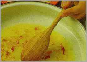 Calentar la mantequilla y derretirla con esta picadillo. Agregar la cebolla en virutas.