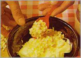 Combinar dos huevos duros con la mahonesa, una cucharada de salsa Worcester y mostaza suave.