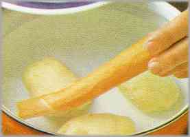 Hervir las patatas y las zanahorias con agua y sal. Dejarlas unos 40 minutos. Las judías deben incorporarse cuando el agua hierva. Hervir agua con sal y añadir los guisantes y el apio cocer durante 15 minutos.