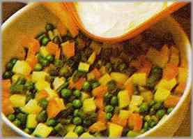 Poner todos los ingredientes en una ensaladera y añadir la mitad de la mahonesa removiendo todo debidamente.