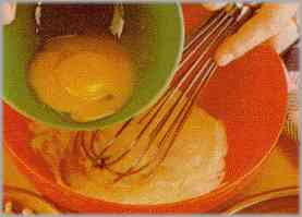 Preparar una salsa mahonesa, con batidora, o a mano, con dos yemas de huevo.