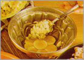 Sacar el molde de la nevera y colocar en el fondo, sobre la capa de gelatina las rodajas de huevo y parte de la ensaladilla rusa.