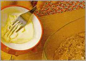 Formar con la mantequilla una crema densa y elástica y añadirla a la mezcla de higados y sesos.