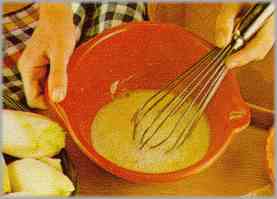 Colocarlas en una fuente para el horno. Verter la nata mezclada con un huevo, sal y pimienta. Completar con mantequilla y pan rallado. Dejar en el horno 10 minutos a 180 grados.