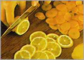 Pelar la zanahoria y cortarla en rodajitas. Hacer lo mismo con el limón, sin necesidad de pelar éste.