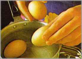 Poner los seis huevos a hervir y cuando ya estén, sacarlos y dejarlos enfriar antes de pelarlos.