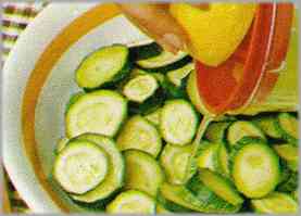 Exprimir medio limón y verter el zumo sobre los calabacines.