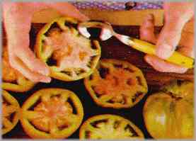 Lavar los tomates, cortarlos por la mitad y extraer el caldo y las semillas.