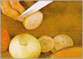 Pelar las cebollas cortándolas en anillos delgados y hacer tres o cuatro trozos con el diente de ajo. Poner ambos, junto con los ingredientes anteriores, en una ensaladera de servir.