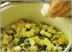 Poner las verduras en una cacerola, dejando que tomen sabor. Añadir los champiñones, ya limpios y troceados.