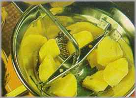 Hervir las patatas con agua salada, pelarlas y pasarlas por el pasapuré.