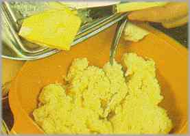 Poner el puré en una fuente honda y añadir 150 gramos de mantequilla reblandecida.