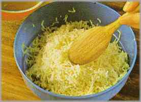 Derretir la mantequilla en un recipiente aparte y verterla en el puré de patatas.
