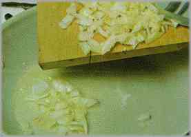 Preparar un sofrito troceando la cebolla y añadiendo 30 g. de mantequilla.