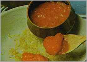 Cuando la cebolla esté dorada, añadir el tomate pelado troceado.
