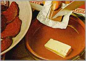 Derretir en otra sartén la mantequilla restante junto con el extracto de carne concentrado.