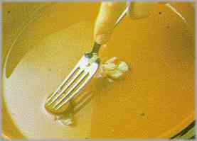 Calentar aceite y freír los dos dientes de ajo, aplastándolos con un tenedor.