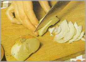 Pelar la cebolla y cortarla en trocitos con un cuchillo de cocina.