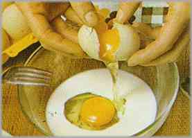 Preparar en un recipiente aparte la crema de los tres huevos y la nata fresca.