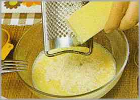 Agregar tres cucharadas de pan rallado y una buena rociada de queso parmesano rallado.