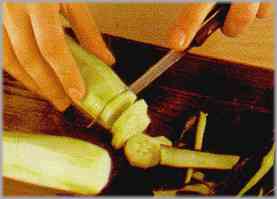 Pelar los pepinos y cortarlos en rodajas delgadas, despreciando los extremos.