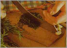 Trocear algunas hojas de basilisco, un poco de perejil y el romero.