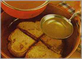 Preparar en cacerola aparte el caldo con agua y una pastilla de caldo. Pasarlo a la sopera cubriendo el pan.