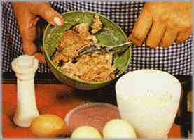 Mientras, picar la carne y ponerla en un recipiente con un huevo, harina, queso rallado, sal y pimienta.