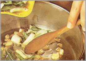 Poner en una cacerola grande las verduras y medio vaso de aceite. Dejar que se ablanden a fuego lento.
