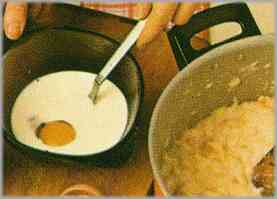 Poner los huevos en recipiente aparte y batirlos. Añadir la leche restante y remover.