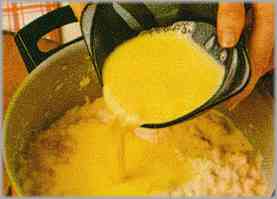 Pasar esta mezcla a la cacerola con el pan cocido y remover hasta que los nuevos ingredientes se combinen.