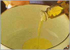 Poner medio vaso de aceite de oliva en una cacerola y dejar que se caliente.