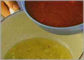 Añadir una cuchara de postre de tomate concentrado, así como los tomates pelados y troceados.