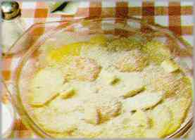 Completar la fuente con el queso Gruyère en laminillas o virutas muy finas.