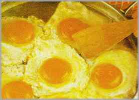 Freír los huevos con un poco de aceite hirviendo y mantequilla derretida.
