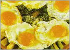 Poner encima los huevos recién sacados de la sartén y llevar a la mesa inmediatamente.