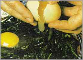 Romper un huevo en cada una de las cavidades, procurando no dañar ninguna yema.