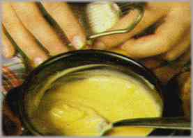 Hervir los huevos y enfriar con agua fría. Pelarlos y cortarlos en rodajas.