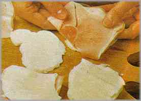 Doblar por la mitad las lonchas de jamón y ponerlas entre dos de queso.