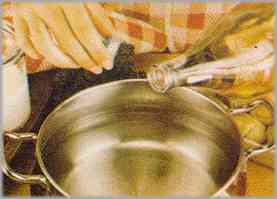 Poner un litro de agua en una cacerola y añadirle unas cucharadas de vinagre.Dejar que hierva unos minutos.