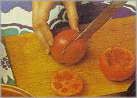 Limpiar los tomates. Cortarles la tapa superior para vaciarlos de pulpa y semilla.