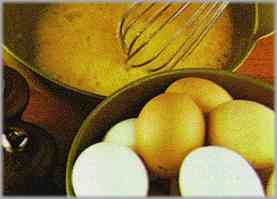 Batir los huevos y salpimentarlos. Completarlos con un poco de mantequilla derretida y lograr una crema espumosa.